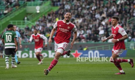  Pemain Arsenal William Saliba melakukan selebrasi setelah mencetak gol pembuka timnya  pada babak 16 besar Liga Europa, leg pertama, pertandingan sepak bola antara Sporting CP dan Arsenal di stadion Alvalade di Lisbon,Jumat (10/3/2023) dini hari WIB.