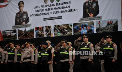 Personel Kepolisian mengikuti apel kesiapan pasukan sebelum dikirim ke lokasi bencana gempa Turki dan Suriah di Lapangan Baharkam Mabes Polri, Jakarta, Kamis (9/2/2023). Mabes Polri akan memberangkatkan sebanyak 26 personel terdiri dari tim medis, DVI, dan K9 yang tergabung dalam satgas misi kemanusiaan untuk membantu korban gempa Turki.