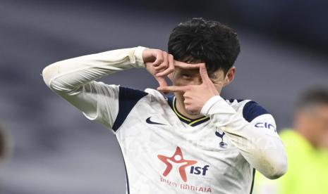 Tottenham Son Heung-min merayakan setelah mencetak gol keempat timnya selama pertandingan sepak bola Liga Premier Inggris antara Tottenham dan Sheffield United, di Stadion Tottenham Hotspur di London, Minggu, 2 Mei 2021. 