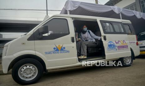 Warga menaiki angkutan pengumpan/feeder Tron Shuttle saat uji coba layanan angkutan pengumpan berbasis listrik terintegrasi di Stasiun Duri, Jakarta, Jumat (17/6/2022). Angkutan pengumpan berbasis kendaraan listrik dengan jurusan Stasiun Duri- Taman Baharia Pantai Indah Kapuk tersebut sebagai upaya mendukung program Pemprov DKI Jakarta bebas polusi atau net zero emission.Prayogi/Republika