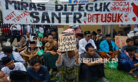 Sejumlah santri mengikuti aksi damai di halaman Polda DIY, Sleman, DI Yogyakarta, Selasa (29/10/2024). Dalam solidaritas tersebut ribuan santri mengecam atas insiden penusukan santri serta mendesak pihak kepolisan untuk mengusut tuntas kasus tersebut dan menutup penjual minuman keras tanpa izin. 