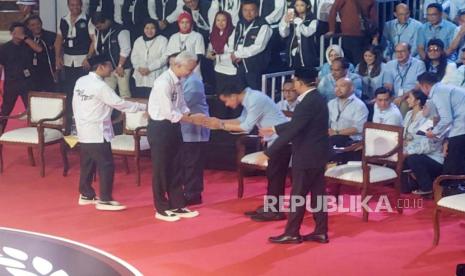 Tiga pasangan capres-cawapres jelang gelaran debat perdana antarcapres di Kantor KPU RI, Jakarta Pusat, Selasa (12/12/2023) malam. Capres Ganjar Pranowo janji perbanyak puskesmas dan perhatikan guru.