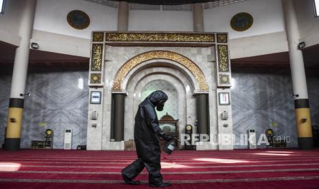 Personel dari Unit Kimia Biologi Radioaktif (KBR) Gegana Brimob Polda Jabar menyemprotkan cairan disinfektan di sajadah Masjid Raya Bandung, Jalan Dalem Kaum, Kota Bandung, Sabtu (14/3). Penyemprotan cairan disinfektan secara menyeluruh ke ruangan dan fasilitas masjid tersebut bertujuan untuk mencegah sekaligus mengantisipasi penyebaran virus Corona (Covid-19) yang telah ditetapkan sebagai pandemik oleh Organisasi Kesehatan Dunia (WHO). Foto: Abdan Syakura