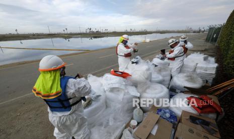  Kontraktor pembersihan bersiap-siap untuk bekerja di Wetlands Talbert Marsh setelah tumpahan minyak di Huntington Beach, California, pada Senin, 4 Oktober 2021. Tumpahan minyak besar di lepas pantai California Selatan mengotori pantai-pantai populer dan membunuh satwa liar. 