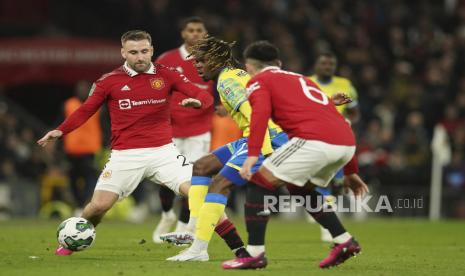 Alex Mighten dari Nottingham Forest, tengah, ditantang oleh Luke Shaw, kiri, dan Lisandro Martinez dari Manchester United selama pertandingan sepak bola leg kedua semifinal Piala Liga Inggris antara Manchester United dan Nottingham Forest di Old Trafford di Manchester, Inggris, Rabu, 1 Februari, 2023.