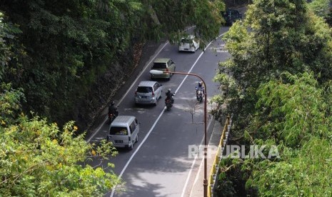 Kendaraan melintas di kawasan Cadas Pangeran, Kabupaten Sumedang, Jawa Barat. Jalur ini termasuk jalur rawan terjadinya longsor.