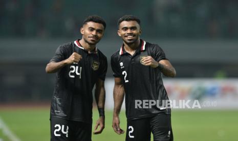 Pemain timnas Indonesia Yakob Sayuri (kanan) dan Yance Sayuri berpose seusai aga Fifa Match Day melawan Burundi di Stadion Patriot Candrabhaga, Bekasi, Jawa Barat, Selasa (28/3/2023). 