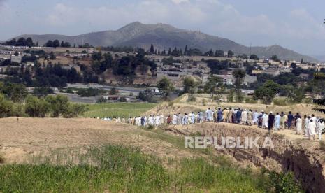 Kerabat dan pelayat membawa peti mati korban yang tewas dalam serangan bom bunuh diri hari Minggu di distrik Bajur di Khyber Pakhtunkhwa, Pakistan, Senin, 31 Juli 2023.