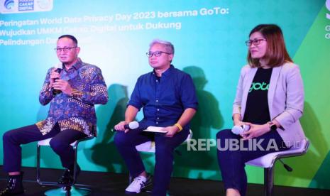 Direktur Jenderal Aplikasi Informatika Kementerian Komunikasi dan Informatika, Semuel Abrijani Pangerapan (kanan), Ketua Gerakan Nasional Literasi Digital Siberkreasi, Donny Budhi Utoyo (tengah), SVP Group Head of Data Protection and Privacy Officer (DPPO) GoTo, Leny Suwardi (kiri) dalam acara penandatanganan nota kesepahaman GoTo dengan Siberkreasi di Jakarta Pusat, Senin (6/2/2023). 