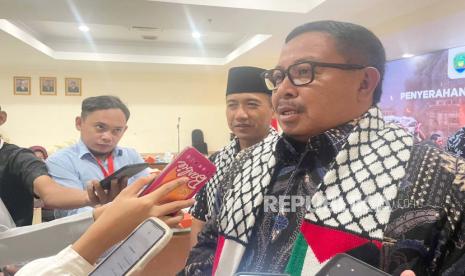 Walikota Bengkulu Ir. Arif Gunadi saat menyerahkan bantuan kemanusiaan untuk Palestina di kantor Baznas Pusat, Rabu (22/11/2023). 