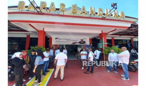 Puluhan relawan Anas Urbaningrum memadati halaman Kantor Balai Pemasyarakatan Bandung, Jalan Soekarno Hatta, Bandung, Senin (10/7/2023). Mereka menemani Anas yang tengah mengurus proses bebas murni