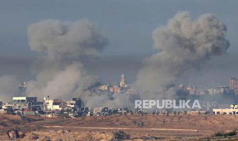 Asap mengepul setelah ledakan di bagian utara Jalur Gaza, terlihat dari Sderot, Israel selatan, 3 Desember 2023.