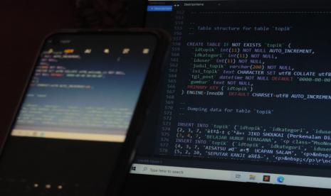 .SQL Injection (SQLi) adalah jenis serangan injeksi yang memungkinkan untuk mengeksekusi pernyataan SQL berbahaya. Pernyataan ini mengontrol server database di belakang aplikasi web. Penyerang dapat menggunakan kerentanan SQL Injection untuk mem-bypass langkah-langkah keamanan aplikasi.