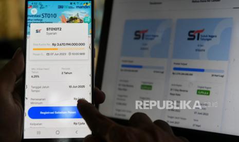 Warga mencari informasi mengenai Surat Berharga Negara (SBN) jenis Sukuk Tabungan Seri ST010 di Jakarta, Kamis (18/3/2023). Direktorat Jenderal Pengelolaan Pembiayaan dan Risiko (DJPPR) Kementerian Keuangan menyebut realisasi pembiayaan utang melalui Surat Berharga Negara (SBN) hingga kuartal I/2023 mencapai Rp 217,6 triliun. 