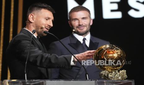 Rekan pemilik tim Inter Miami dan mantan bintang sepak bola David Beckham (kanan) tersenyum saat pemain tim nasional Inter Miami dan Argentina Lionel Messi menerima trofi Ballon d Or 2023 pada upacara penghargaan Ballon d Or (Bola Emas) ke-67 di Teater du Chatelet di Paris, Prancis, Senin, (30/10/2023).