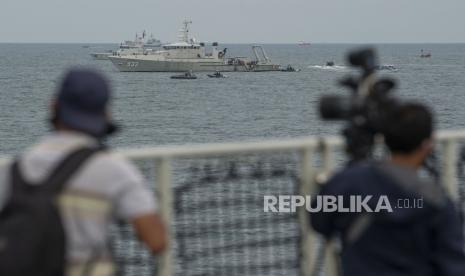 Sejumlah prajurit TNI melakukan pencarian korban dan puing pesawat Sriwijaya Air SJ 182 di perairan Kepulauan Seribu, Jakarta, Senin (11/1/2021). Operasi pertolongan dan pencarian kecelakaan pesawat Sriwijaya Air SJ-182 pada hari ketiga difokuskan pada pencarian di bawah permukaan laut, baik untuk jenazah penumpang, serpihan potongan bagian pesawat terbang, maupun kotak hitam. 