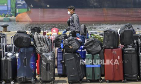 Warga Negara Indonesia (WNI) yang menjadi anak buah kapal Kapal Pesiar MV Dream Explorer tiba di Pelabuhan JICT, Tanjung Priok, Jakarta, Rabu (29/4/2020). Sebelum dibawa menuju hotel untuk menjalani isolasi mandiri, 359 WNI tersebut terlebih dahulu menjalani rapid test