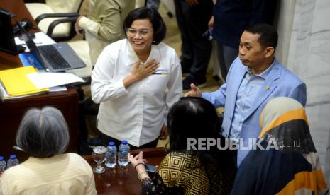 Menteri Keuangan Sri Mulyani Indrawati berbincang usai mengikuti rapat kerja dengan Komis XI di Kompleks Parlemen, Senayan, Jakarta, Senin (12/6/2023). Rapat kerja tersebut membahas pengantar Rencana Kerja Anggaran (RKA) dan Rencana Kerja Pemerintah (RKP) Kementerian Keuangan tahun 2024.