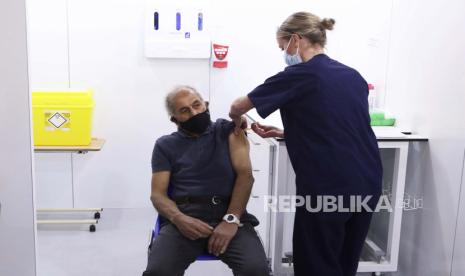  Olivia Smart, praktisi vaksinasi tingkat lanjut Mewa Singh Khela, 72, dengan dosis pertama vaksin coronavirus Oxford AstraZeneca di pusat vaksinasi Elland Road di Leeds, Inggris, Senin, 8 Februari 2021.