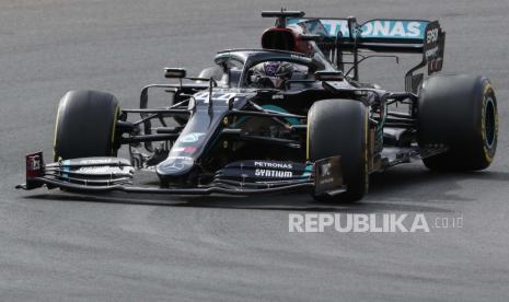 Pembalap Mercedes, Lewis Hamilton.