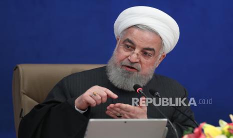  Foto selebaran yang disediakan oleh Kantor Kepresidenan Iran menunjukkan Presiden Iran Hassan Rouhani berbicara selama pertemuan kabinet di Teheran, Iran, 3 Februari 2021. 