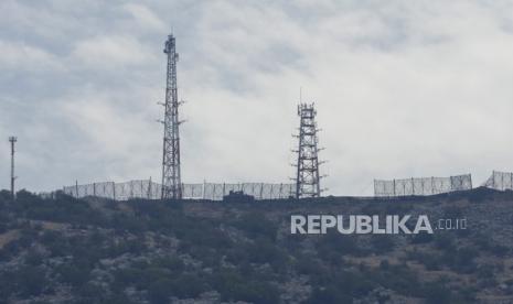 Pagar perbatasan keamanan militer Israel terlihat rusak setelah serangan roket Hizbullah, di bukit yang diduduki desa Kfar Chouba, Lebanon tenggara, Ahad, (8/10/2023).