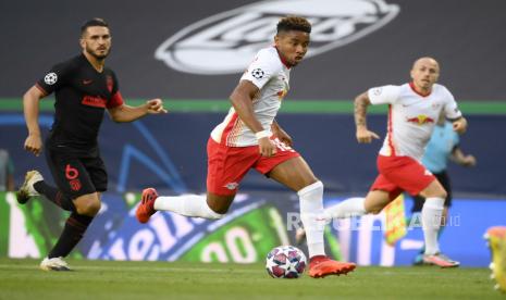  Christopher Nkunku dari Leipzig berlari dengan bola.