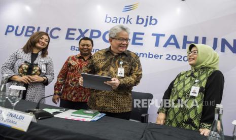 Direktur Utama Bank bjb Yuddy Renaldi (kedua kanan) berbincang dengan Direktur Keuangan dan Manajemen Risiko Nia Kania (kanan) didampingi Direktur Information Technology, Treasury dan International Banking Rio Lanasier (kedua kiri) dan Direktur Komersial dan UMKM Nancy Adistyasari (kiri) sebelum Public Expose tahun 2020 secara virtual di Bandung, Jawa Barat, Rabu (4/11/2020). Bank bjb memaparkan kinerja pada triwulan III 2020 berhasil memperoleh laba bersih sebesar Rp1,2triliun selama paruh ketiga tahun 2020 atau tumbuh sebesar 5,9 persen year on year dan pertumbuhan laba tersebut dihasilkan dari total nilai aset bank bjb yang juga tumbuh sebesar 19,4 persen year on year menjadi Rp147,6 triliun. 