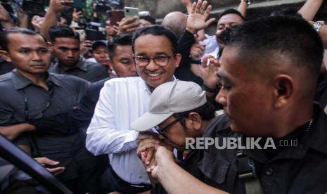 Calon presiden nomor urut 1 Anies Baswedan dicium tangannya oleh relawan di posko pemenangan di Jalan Diponegoro, Menteng, Jakarta, Rabu (14/2/2024). Anies menanggapi santai dan tidak terburu-buru dalam menyimpulkan hasil Pemilu 2024 dari hasil hitung cepat Pilpres 2024 sejumlah lembaga survey dan menghormati hasil hitung nyata dari KPU.