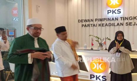 Ketua Majelis Syura PKS Salim Segaf Al-Jufri tiba di kantor DPP PKS untuk menghadiri kegiatan peringatan Maulid Nabi pada Ahad (23/10/2023). 