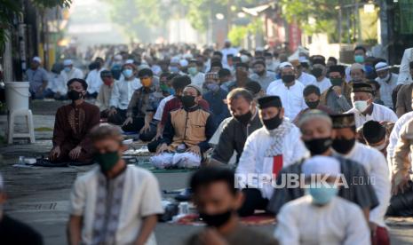 Umat Muslim menunaikan shalat Idul Fitri. 