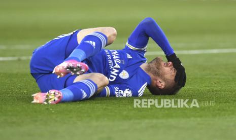 Striker Leicester City Jamie Vardy terbaring kesakitan di lapangan saat pertandingan Liga Primer Inggris. Jamie Vardy akan absen selama beberapa pekan ke depan setelah mengalami cedera lutu.