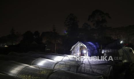 Penduduk desa tinggal di dalam tempat penampungan darurat saat mereka meninggalkan rumah mereka yang terkena dampak gempa berkekuatan 5,6 di Cianjur, Indonesia, 25 November 2022. Menurut Badan Nasional Penanggulangan Bencana (BNPB), setidaknya 310 orang tewas setelah gempa berkekuatan 5,6 melanda barat daya Cianjur, Jawa Barat pada 21 November 2022.