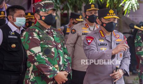 Kapolri Jenderal Listyo Sigit Prabowo (kanan) didampingi Panglima TNI Marsekal Hadi Tjahjanto.