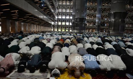 Umat muslim melaksanakan sholat di Masjid Istiqlal, Jakarta, Rabu (10/4/2024). Presiden Joko Widodo bersama Wakil Presiden Maruf Amin melaksanakan sholat Idul Fitri di Masjid Istiqlal Jakarta.