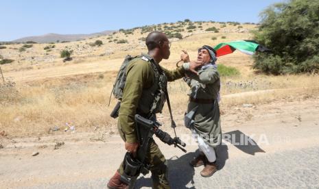 Tentara Israel berdebat dengan pengunjuk rasa Palestina selama bentrokan di pos pemeriksaan Tayaseer ketika mereka mencoba untuk menyeberangi pos pemeriksaan untuk mencapai lembah Yordania, dekat kota Tubas, Tepi Barat, 06 Juni 2022. Menurut sumber medis Palestina, 25 warga Palestina terluka dalam bentrokan yang meletus ketika mereka berusaha untuk menyeberangi pos pemeriksaan selama protes terhadap pemukiman Israel. PBB: Israel tidak Berniat Mengakhiri Pendudukan di Palestina