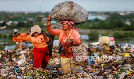  Pemulung mengumpulkan bahan plastik di tempat pembuangan akhir di Marelan, Medan, Provinsi Sumatera Utara, Senin (1/11/2021). Menurut International Environmental Technology Center (IETC), Indonesia menghasilkan lebih dari tiga juta ton sampah plastik yang tidak terkelola per tahun, di mana lebih dari satu juta ton berakhir di laut. Naskah Khutbah Jumat: Bertebaran Mencari Rezeki dan Jangan Berputus Asa