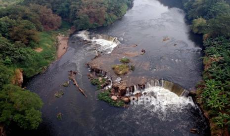 Foto udara aliran Sungai Cileungsi yang berwarna hitam akibet  tecemar limbah pabrik di Ciangsana, Gunung Putri, Kabupaten Bogor, Senin (28/8/2023). 