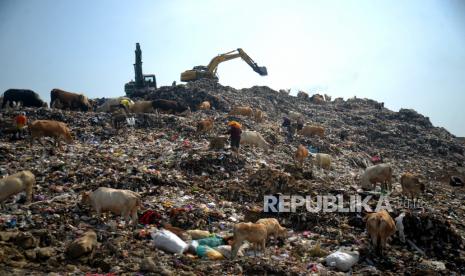 Alat berat meratakan tumpukan sampah pembuangan terakhir di Tempat Pembuangan Akhir (TPA) Piyungan, Bantul, Yogyakarta, Senin (24/7/2023). Pemerintah Daerah (Pemda) Yogyakarta dan Pemkot Yogyakarta menutup operasional TPA Piyungan mulai 23 Juli hingga 5 September karena zona pembuangan sampah penuh dan melebihi kapasitas. Sedangkan tampungan sampah yang baru masih dikerjakan hingga awal Oktober mendatang. Sehingga untuk pengelolaan sampah untuk sementara akan dikembalikan kepada kabupaten/ kota masing-masing.