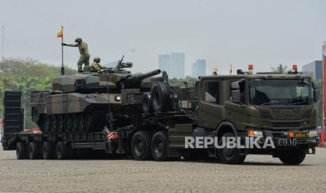 Prajurit TNI mengikuti defile menggunakan kendaraan alutsista saat perayaan HUT ke-78 TNI di kawasan Monas, Jakarta, Kamis (5/10/2023). Dalam kegiatan tersebut menampilkan beragam atraksi udara berupa terjun payung dan pesawat terbang serta defile dari satuan TNI sebagai rangkaian dalam peringatan HUT ke -78 TNI. Aksi terjun payung ini menjadi salah satu hal yang dinantikan publik, sebab 78 personel yang terjun payung akan memberikan buket bunga kepada Ibu Negara Iriana Joko Widodo. Selain itu, kegiatan tersebut juga menampilkan atraksi demo udara yang melibatkan 91 pesawat, yang terdiri dari fly pass pesawat tempur, heli, dan free fall oleh 78 personel. Perayaan HUT ke-78 TNI tahun ini bertemakan 