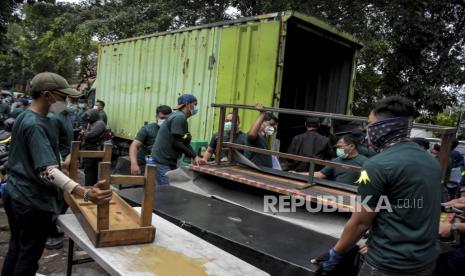 Petugas mengevakuasi barang milik warga saat pengosongan dan eksekusi lahan. (Ilustrasi)