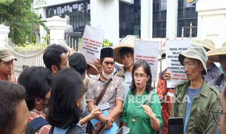 11 organisasi masyarakat sipil menggugat kehadiran Bank Tanah ke Mahkamah Agung (MA) pada Senin (13/2). Mereka menilai kehadiran Bank Tanah cacat konstitusi. 