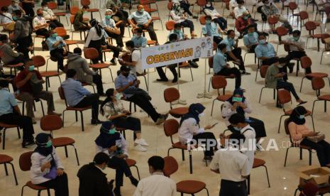 Sejumlah nakes menunggu observasi seusai disuntik vaksin COVID-19 produksi Sinovac saat pelaksanaan vaksinasi massal untuk tenaga kesehatan (Nakes) di Graha Sabha UGM, Sleman, Daerah Istimewa Yogyakarta (DIY), Kamis (28/1/2021). Vaksinasi COVID-19 yang dilaksanakan oleh RSUD Dr. Sardjito itu diikuti sekitar 3.000 nakes di DIY . 