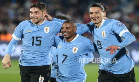 Nicolas de la Cruz (C) of Uruguay celebrates with Federico Valverde (L) and Darwin Nunez (R) after scoring during a 2026 FIFA World Cup qualification soccer match between between Uruguay and Chile at Centenario stadium in Montevideo, Uruguay, 08 September 2023.  