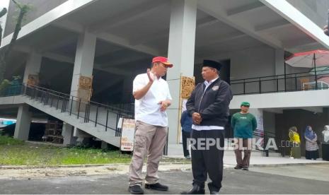 Wakil Gubernur (Wagub) Jawa Barat Uu Ruzhanul Ulum (kanan) bersama Penjabat (Pj) Wali Kota Tasikmalaya Cheka Virgowansyah meninjau Gedung Creative Center Kota Tasikmalaya, Jawa Barat, Jumat (12/5/2023). 