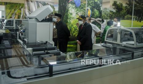 Menteri Koordinator Bidang Pembangunan Manusia dan Kebudayaan (Menko PMK) Muhadjir Effendy (kedua kiri) didampingi Gubernur Jawa Barat Ridwan Kamil (kiri) meninjau laboratorium Biosafety Level 2 di RSKIA, Bandung, Jawa Barat, Rabu (16/6/2021). Menko PMK mengunjungi RSKIA guna meninjau infrastruktur dan fasilitas penanganan pasien COVID-19 khusus untuk ibu hamil dan anak sekaligus memberikan bantuan kepada tenaga kesehatan di rumah sakit tersebut. 