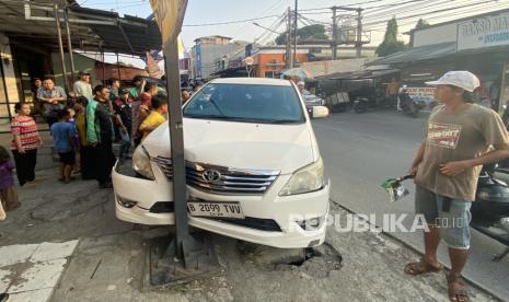 Sebuah mobil menabrak tiang papan reklame di Kincan, Jatibening, Bekasi, Rabu (15/5/2024). Kecelakaan tunggal itu terjadi karena pengemudi mobil mengalami serangan jantung sehingga kehilangan kendali kendaraan. Tidak ada korban dalam kecelakaan tersebut.