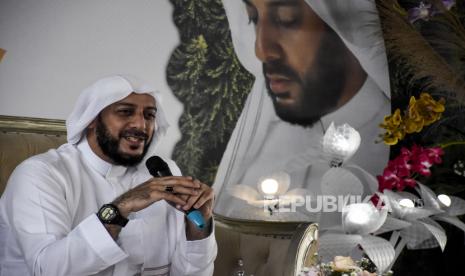 Syekh Ali Jaber memberikan tausyiah pada acara Milad Yayasan Nuurun Nisaa di Cihanjuang, Kabupaten Bandung Barat, Rabu (11/10). Dalam pertemuannya tersebut, Syekh Ali Jaber berencana memberangkatkan Umrah Muhammad Al Gifari atau yang akrab disapa Akbar dan mengangkatnya menjadi anak angkat. Foto: Abdan Syakura/Republika