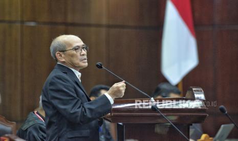 Ekonom Faisal Basri memberikan keterangan saat menjadi ahli yang  dihadirkan oleh Tim Hukum Nasional AMIN dalam sidang lanjutan Perselisihan Hasil Pemilihan Umum Presiden dan Wakil Presiden 2024 di Mahkamah Konstitusi, Jakarta, Senin (1/4/2024). Agenda sidang lanjutan tersebut yaitu Pembuktian Pemohon (Mendengarkan keterangan ahli dan saksi Pemohon serta Pengesahan alat bukti tambahan Pemohon). Tim Hukum Nasional Anies Baswedan dan Muhaimin Iskandar menghadirkan 7 ahli dan 11 saksi dalam sidang lanjutan Perselisihan Hasil Pemilihan Umum (PHPU) tersebut.