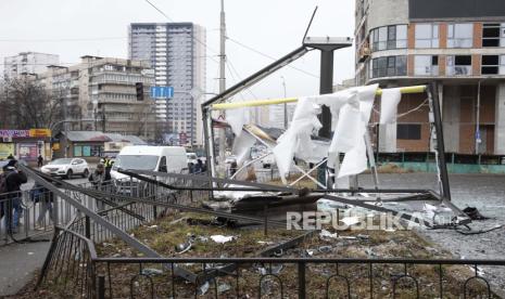  Orang-orang berjalan melewati konsekuensi dari penembakan Rusia di Kyiv, Ukraina, Kamis, 24 Februari 2022. Pasukan Rusia telah meluncurkan serangan yang diantisipasi ke Ukraina. Ledakan besar terdengar sebelum fajar di Kyiv, Kharkiv dan Odesa ketika para pemimpin dunia mengecam dimulainya invasi Rusia yang dapat menyebabkan korban besar dan menggulingkan pemerintah Ukraina yang terpilih secara demokratis.